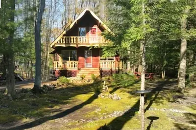 Image de 3 chambres, 2 salles de bains chalet; 3 minutes à pied de la plage immaculée, adaptée aux enfants