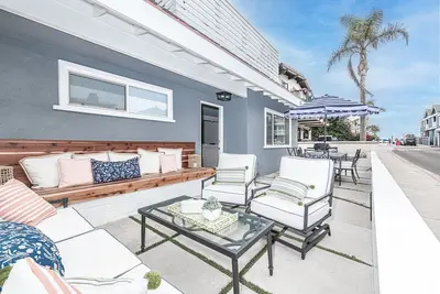 Image de Eh bien, bonjour beau! Maison de plage récemment rénovée - demi-pâté de maisons de la plage!