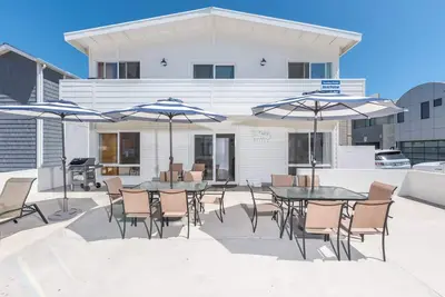 Image de Profitez du plus grand patio sur Seashore Dr. - une seule maison de la célèbre plage de 40th Street!