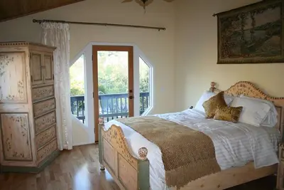 Image de Retraite romantique avec vues, cheminée et spa-près de la ville! Privé!