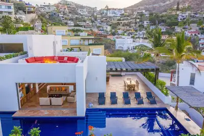 Image de Villa moderne et spacieuse avec vue sur l'océan, immense piscine, à 2 pâtés de maisons de Marina