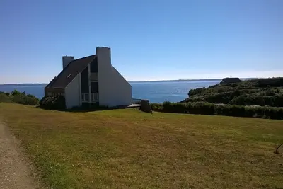 Image de Grande maison au dessus de la mer avec vue exceptionnelle sur la rade de Brest