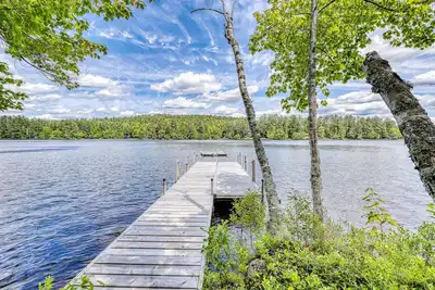 Image de Unique maison au bord du lac avec plage de sable et quai, une vue imprenable