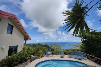 Vues inspirantes, piscine, intimité dans cette incroyable villa écologique - même après les tempêtes