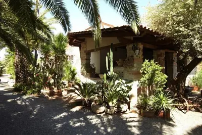 Image de Magnifique villa entourée de verdure luxuriante située au calme plage proche