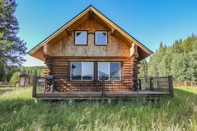 Image de Superbe cabane en rondins de 2 chambres à 3 milles de l'entrée du lac Bowman dans le parc des glaciers