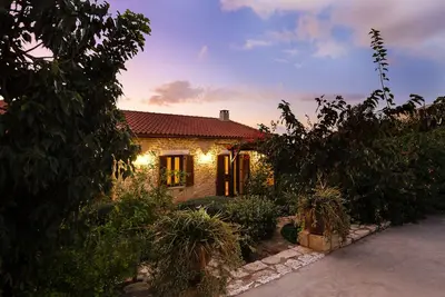 Image de Maison traditionnelle avec piscine et vue magnifique!