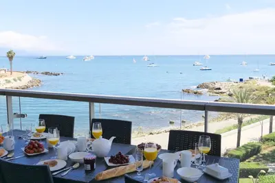 Image de Appartement de 3 chambres\/3 salles de bains avec grand balcon surplombant la mer