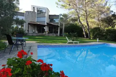 Image de Très belle maison d'architecte dans un parc arboré autour d'une grande piscine
