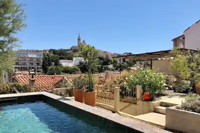 Image de Marseille centre, superbe maison avec piscine, jardin, vue mer et Bonne Mère