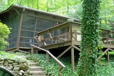 Image de Mathews 'Mansion, une cabane au bord d'un lac de montagne