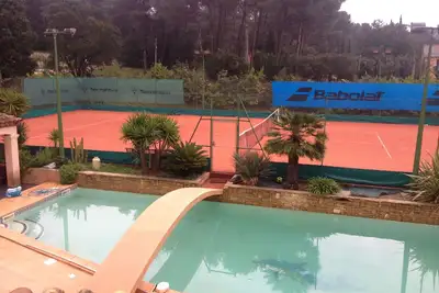 Image de Maison avec Piscine et Tennis en terre battue.