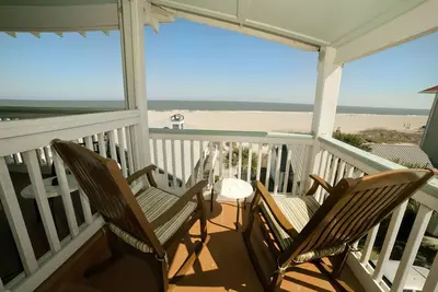 Image de Juste une maison en arrière de la plage. Superbes vues sur l'océan et utilisation de la piscine face à l'océan