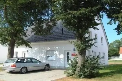Image de Appartement en face d'une plage de sable blanc avec sentier menant Ă la mer