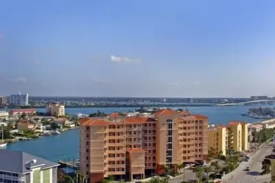 Image de Le plus joli condo au bord de l'eau Ă Harborview Grande!
