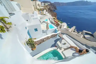 Image de SantoriniParadise: maison troglodyte Paradise, établissement vinicole intérieur et bain à remous extérieur, Caldera