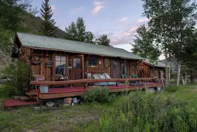 Image de Cabines rustiques et confortables privées sur la rivière à seulement 18 miles de Sun Valley