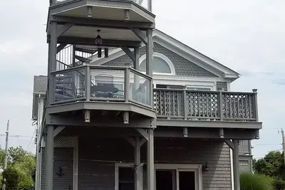 Image de Vous n'en croirez pas ce deck! Maison de plage à Narragansett avec vue sur l'océan