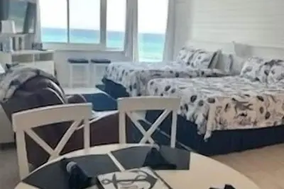 Image de Réservez vos vacances de printemps et d'été / comprend des chaises de plage