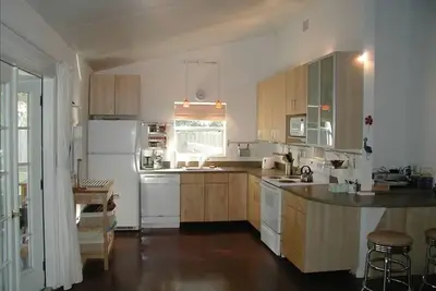 Image de Plus récent (2005) Maison 3br \/ 2ba, immense cour clôturée et 6 pâtés de maisons des plages de la Sieste