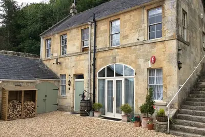 Image de Coach Superbe Maison 10 Minutes De Bain, Sleeps 8, Feu Ouvert & Tennis De Table
