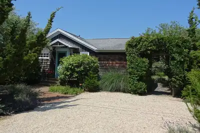 Image de Maison de plage Quintessential - à 250 pas de l'océan Atlantique