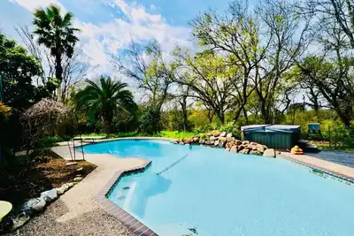 Image de Paradis botanique avec piscine privée / bain à remous / nature! 4 mi à Six Flags / LaCantera!