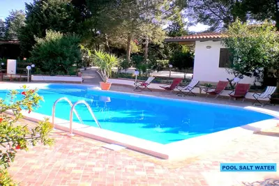 Image de Maison\/Villa Belle, Piscine D'Eau Sale'E, Chlore Naturel (Non Chimiques)