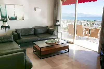 Image de Spacieux appartement de 2 chambres avec vue panoramique sur la mer et piscine Ă couper le souffle