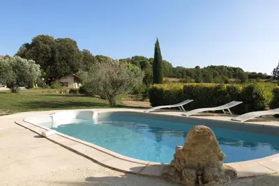 Image de Beau Corps De Ferme Avec Piscine Au Coeur Du lUBERON
