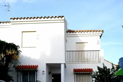 Image de Maison à deux étages avec terrasse, garage, jardins privés et vue sur la mer