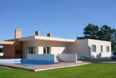 Image de Mansion totalement privé avec grand jardin et aire de jeux.