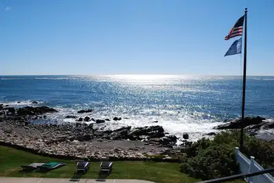 Image de Domaine en bord de mer avec piscine chauffée, tennis et plage privée