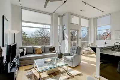 Image de Élégant, moderne, près du centre-ville Condo