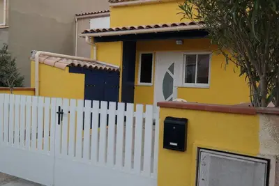 Maison a permis de récupérer avec une grande cuisine, vue sur la mer, terrasses, jardin, chiens