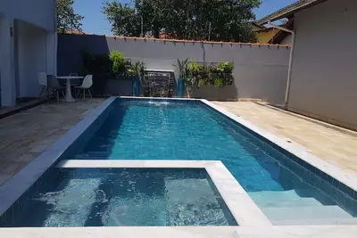 Image de 6 chambres et 4 suites, piscine, barbecue, garage pour 5 voitures, à 150m de la plage