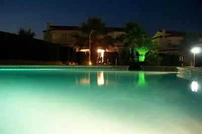 Image de Famille climatisée sympathique, classe maison de luxe de vacances avec piscine à louer