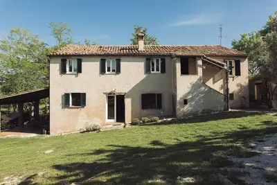 Ferme nichée dans les collines, à 1km de Pergola, espace panoramique, grande ouverte