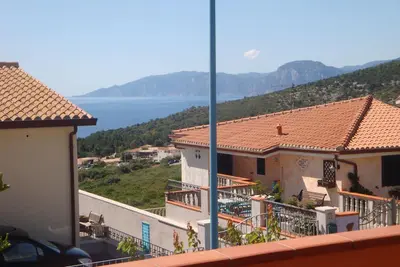 Image de Appartement confortable, avec belle vue mer et montagne, véranda. Parking public