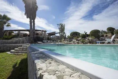 Villa avec un super piscine panoramique sur la mer en pleine Stock plemmirio