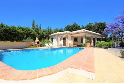 Image de Villa familiale rurale, piscine privée et jardin, Près de la ville d'Estepona dans un endroit calme