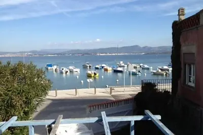 Image de maison de pêcheur rénovée face à la mer