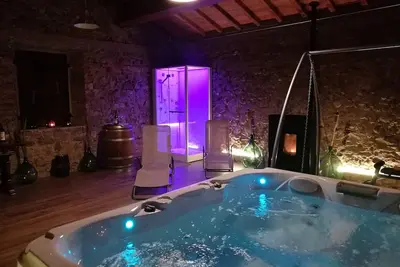 Image de Villa de campagne avec grand jardin entouré de cyprès verts de Toscane