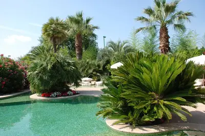 Image de Charmante villa grand confort avec jardin paysagé privé, piscine et spa