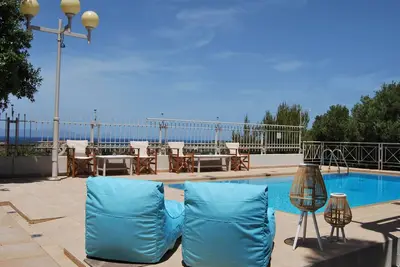 Image de Achilleas Suite avec piscine à Chorafakia