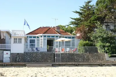 Image de Villa de charme en bord de plage à Arcachon, face à la presqu'île du Cap-Ferret.