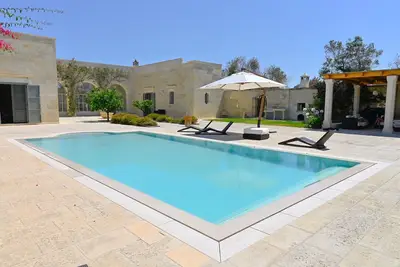 Masseria 5 chambres avec piscine à débordement chauffée et vaste oliveraie
