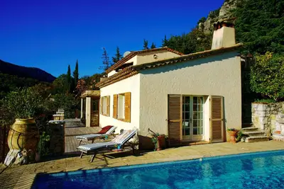 Image de Villa provençale exceptionnelle avec des vues spectaculaires disponibles toute l'année