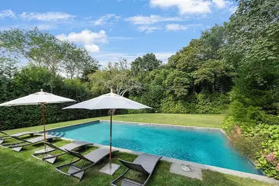 Image de Brand New in the Heart of East Hampton Village avec piscine