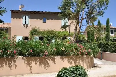 Maison paisible avec jardin dans un village provençal.